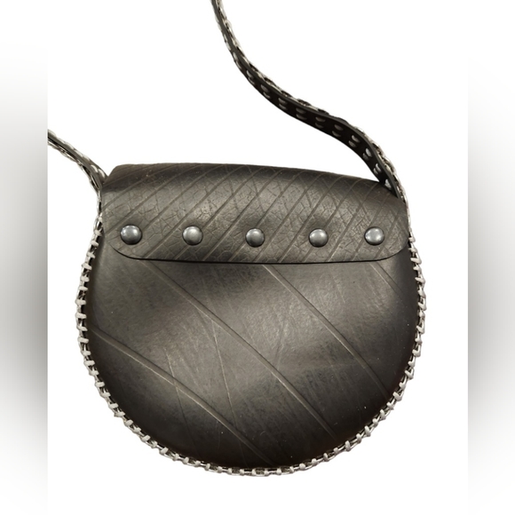 Upcycled Black Vegan Leather Purse with Silver Metal Hardware using Soda Tabs - Picture 7 of 10